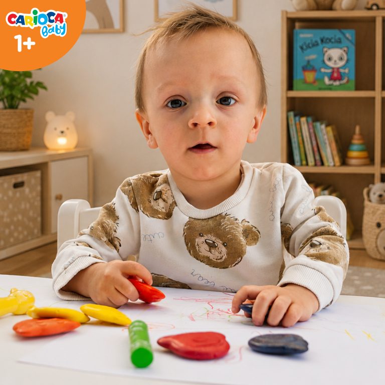 Roczne dziecko trzymające kredki Carioca Baby podczas ćwiczeń obu rąk rozwija koncentrację