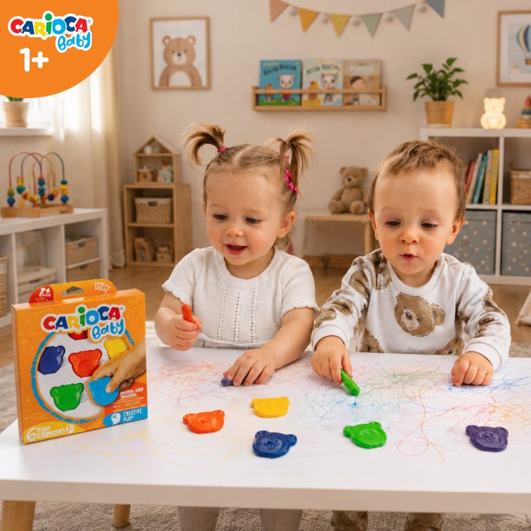 Roczne dzieci rysujące kredkami Carioca Baby podczas ćwiczeń trzymania narzędzia i kontroli ruchu