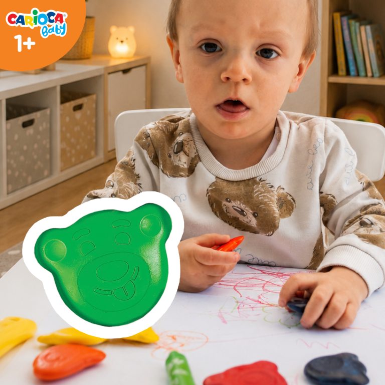 Roczne dziecko trzymające kredki Carioca Baby podczas zabawy w rozpoznawanie emocji