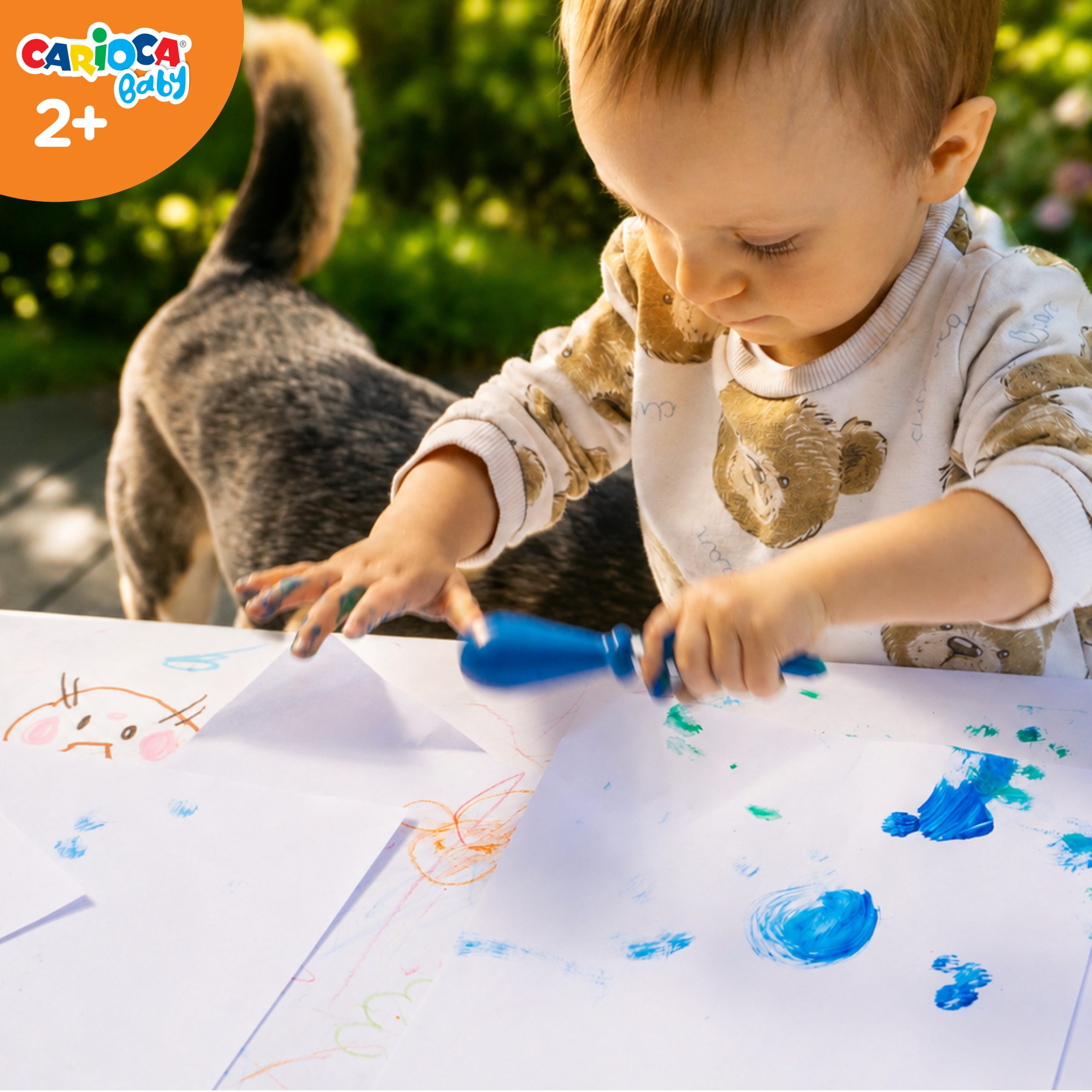 Dwuletnie dziecko bawiące się pędzelkiem Carioca Baby jak młotkiem albo perkusją