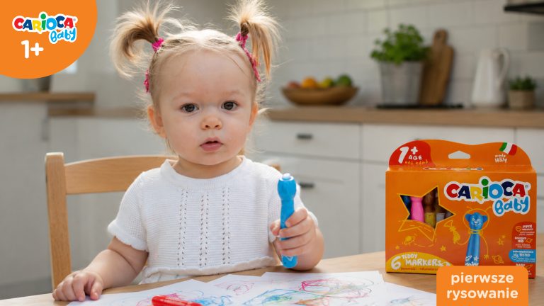 Roczne dziecko rysujące pisakami Carioca Baby podczas samodzielnej zabawy przy stoliku